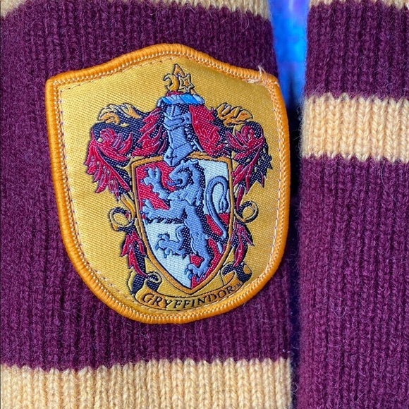 Harry Potter Gryffindor Striped Scarf - Picture 2 of 7